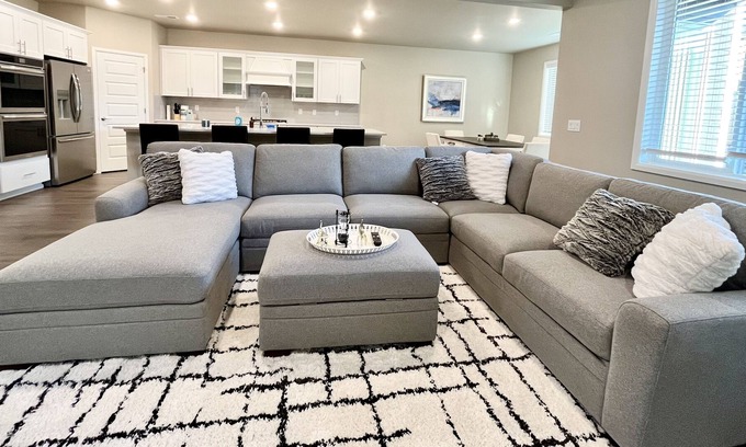 Kent Casa | [Near Seattle and Airport] Beautiful 4BR New Home for Up to 12 People