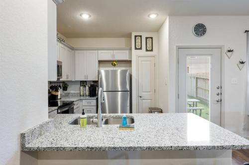 San Antonio Casa | Near Seaworld Smart TVs Backyard Dining Pet Friendly