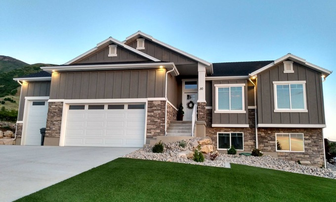 Perry Casa | Near Ski Resorts Out door Hot Tub Gas Fireplaces Air Hockey Table