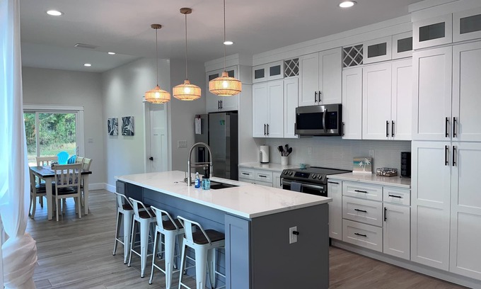 Foley Casa | Near Sports Complex, OWA, beaches, shopping, restaurants. King bed.