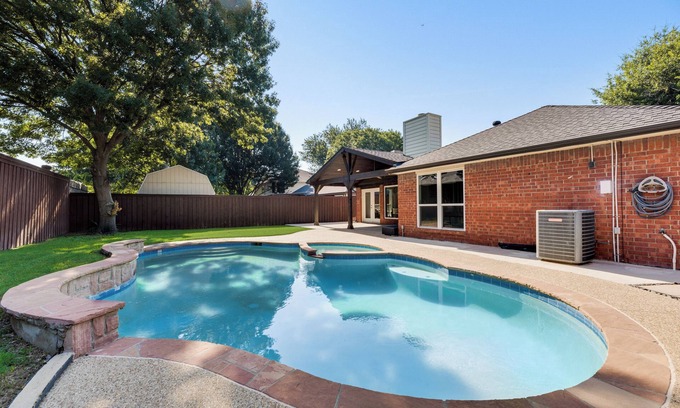 South Arlington Casa | Casa con alberca privada, cerca de estadios y Epic Central!