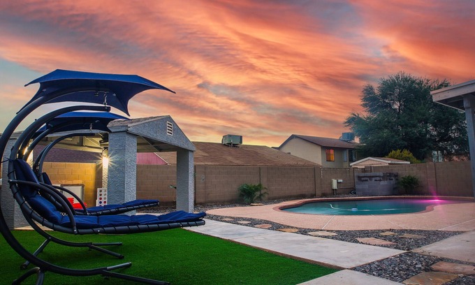 Maryvale Casa | Near Stadiums, Sleeps 10 and Pet Friendly Too!