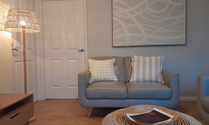 Labrador Apartamento | Near Surfers, walk to cafe's, restaurants, & dog beach. Dog friendly!
