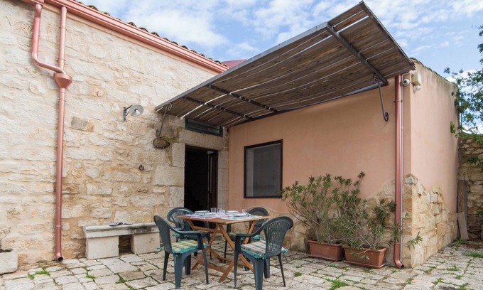 Ragusa Otro | Near the sea, in a typical farmhouse surrounded by orange trees with pool, BBQ.