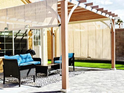 Smoke Ranch Casa | Near the Strip, Smart TVs, WiFi, private garage and backyard
