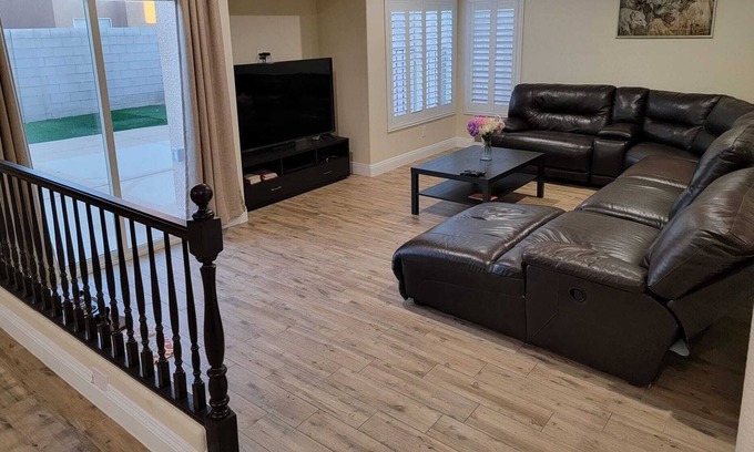 Paradise Casa | Near the Strip Spacious cozy 4 bedrooms house with Jacuzzi