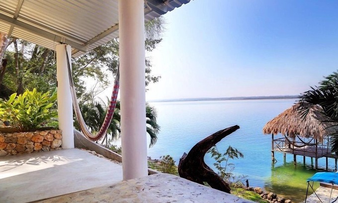 San Jose Peten Casa | Cerca de Tikal / Flores, 4B Casa con playa privada en el lago Petén Itzá, para 8 personas