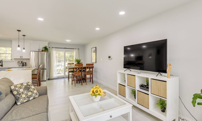 Severn Casa | Near Top Attractions: Deck Dining at Severn Home!
