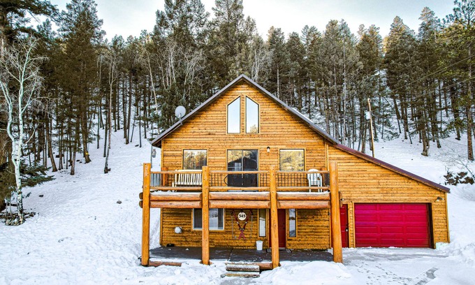 Ponderosa Pines Casa | Near Town W/ Scenic Deck, Hot tub, Free WiFi, Full Kitchen & More