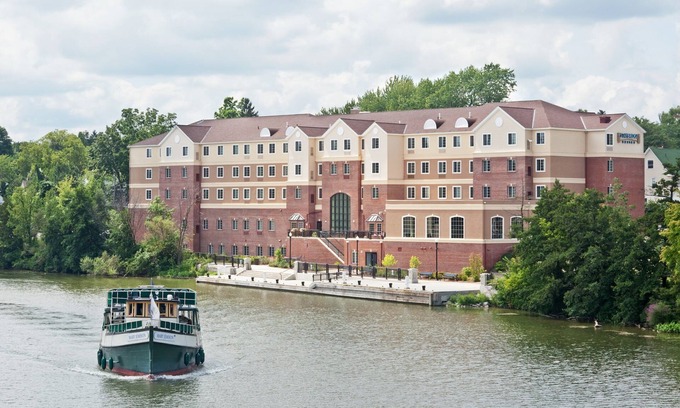 Rochester Condominio | Near University of Rochester. Free Breakfast Buffet, Pool, Gym, Business Center.