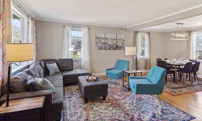 Cayce Casa | Near USC, Ft. Jackson, Congaree-Modern Cayce Cutie