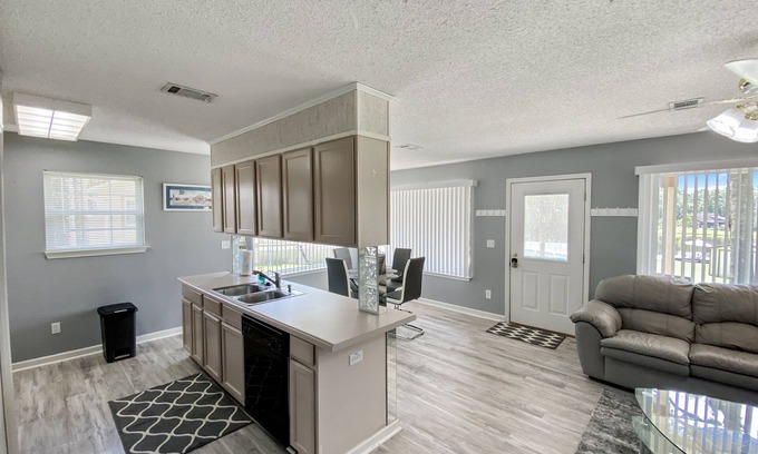 Brent Casa | Near UWF/ Hospitals/PSC. Pool & Lakefront!-Ask about the Winter deals