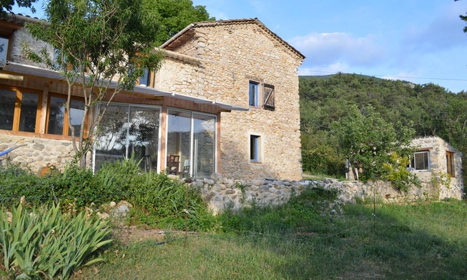 Estoublon Casa | Cerca de Verdon, un redil rodeado de naturaleza te invita a calmarte y relajarte.