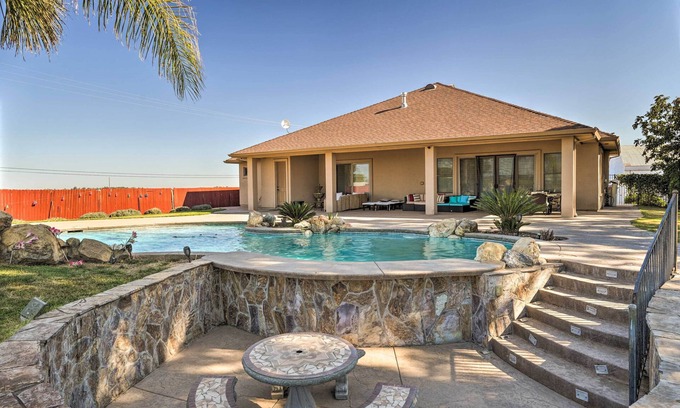 Hood Casa | ¡NUEVO! Lux Home w / Oasis al aire libre, 20mi a Sacramento!