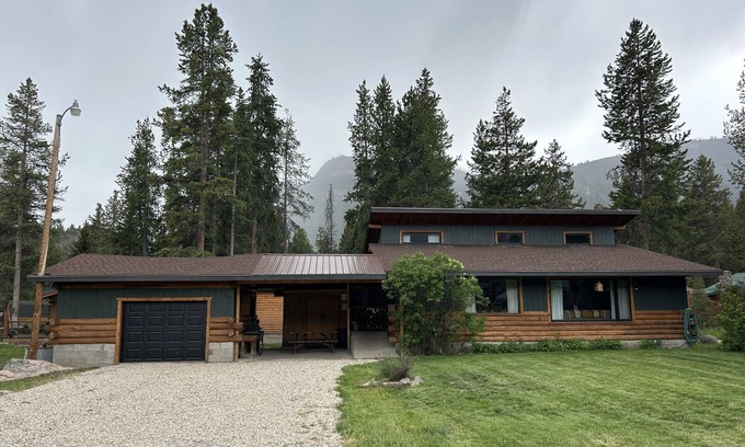 Cody Cabina | Near Yellowstone, this Cabin will throw you back in time!