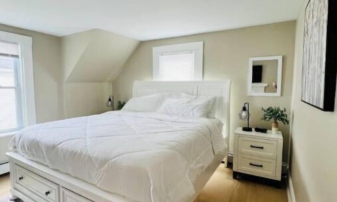 Bangor Apartamento | Nearby Cross Insurance center! Walk to Bangor Concerts!