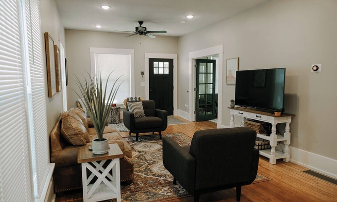 College Hill Casa | Nearby Wichita's Best! In Home W&D + Fenced Yard.