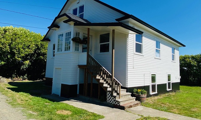 Astoria Otro | Neat Old Astoria Farmhouse with boat parking!