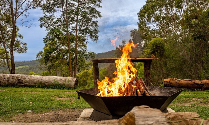 Mudgeeraba Cabaña | Nebesa Nature retreat, Lover's Cockatoo Cabin, fire pit and spa