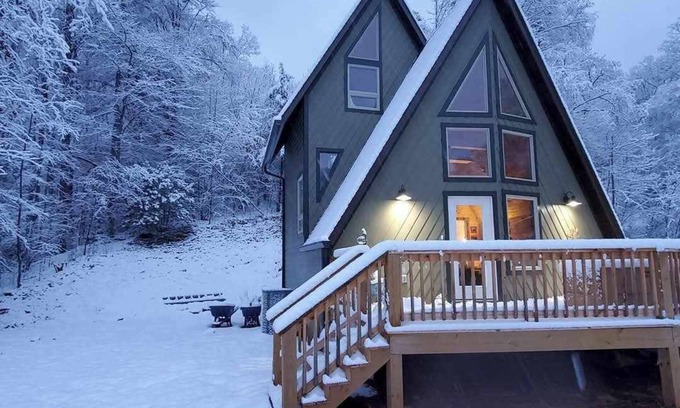 Whittier Cabina | Need a Romantic Getawy? Hot Tub DogFriendly/ Close to Hiking, tubing & Casino