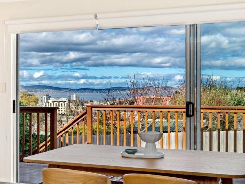 Hobart Central Business District Casa | Neilsen Cottage - Serene River Views near Hobart CBD