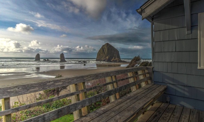 Tolovana Park Casa | Neilson's at Cannon Beach - Oceanfront deck - Cannon Beach Property mgmt