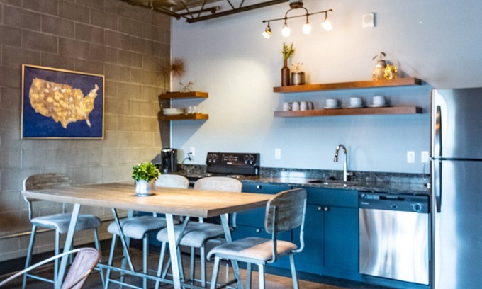 Sheridan Casa | Moderno, industrial 1050 pies cuadrados suite que duerme 6