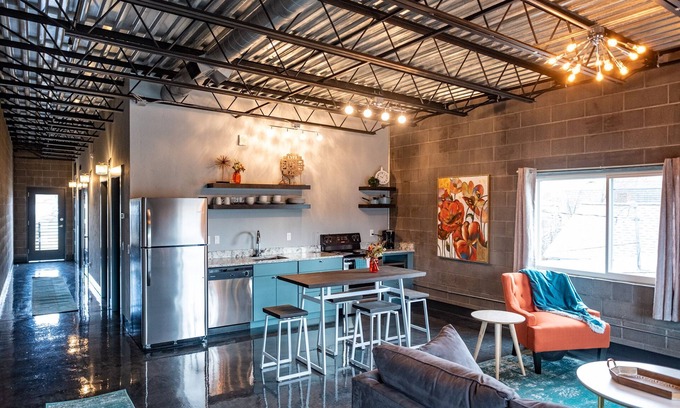 Sheridan Casa | Suite moderna e industrial de 1050 pies cuadrados con capacidad para 6