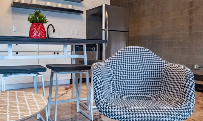 Sheridan Casa | Moderno, industrial 1050 pies cuadrados suite que duerme 6