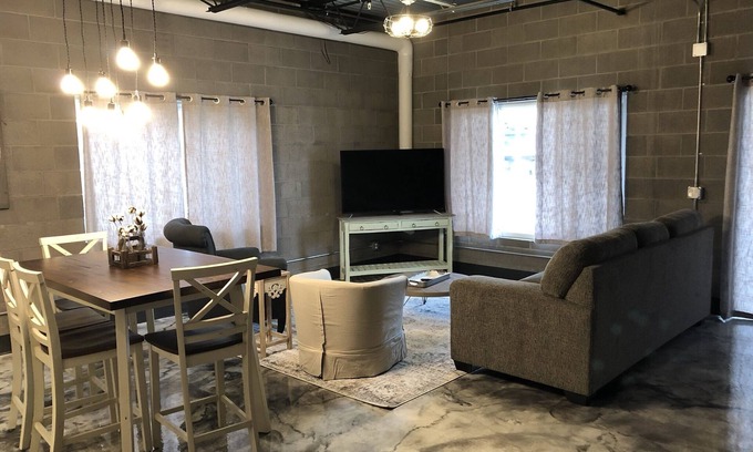Sheridan Casa | Suite moderna e industrial de 1050 pies cuadrados con capacidad para 6
