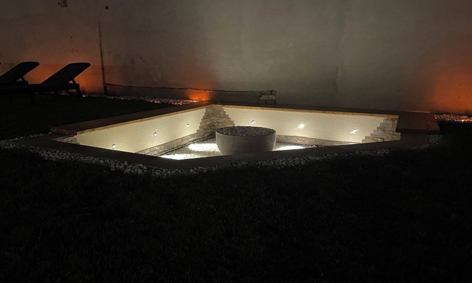 Becej Apartamento | Enchanting apartment complex with a stunning yard, gym, and sports equipment.