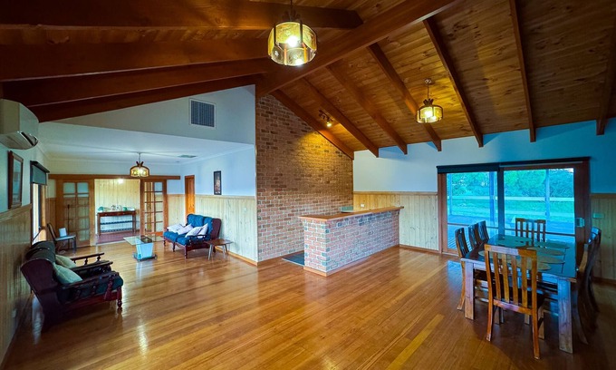 Beveridge Casa | Entire Home in Beveridge 10 guests, 4 bedrooms-7beds and 2baths