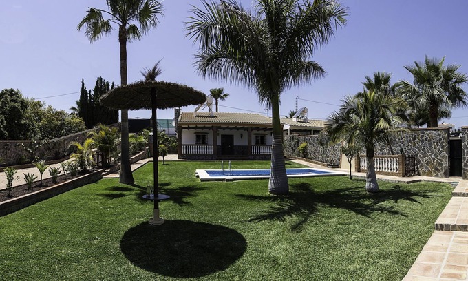Frigiliana Villa | Nerja: VILLA CON AIRE ACONDICIONADO ( FRIO Y CALOR), CON PISCINA PRIVADA Y JARDINES, EN NERJA ( MÁLAGA) COSTA DEL SOL