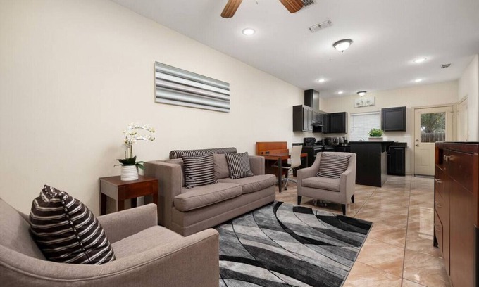 Pharr Apartamento | Nest at Hummingbird 3 w King bed free parking Patio