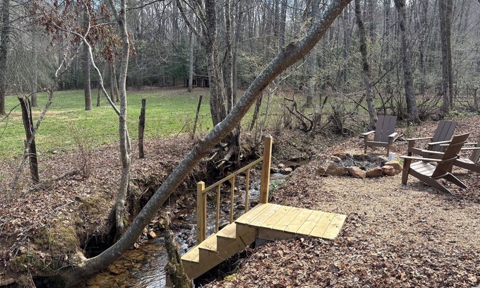 Hiawassee Cabina | Nestled along tranquil creek, view of the valley, outdoor enthusiast's paradise