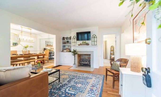 Harrodsburg Casa | Nestled amongst the site of Old Graham Springs is where you will find The Blue Cottage