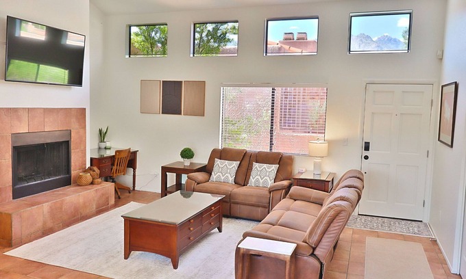 Tucson Condominio | Nestled at the base of the majestic Catalina Mountains, Sabino Serenity is a warm and welcoming two-bedroom, two-bath condo that blends the tranquility of Asian design with cozy, artistic touches.
