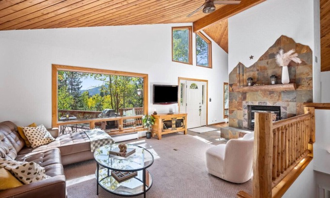 Evergreen Casa | Nestled Inn - Trails, Views, Hot Tub, Skiing!
