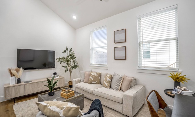 Greater East End Apartamento | Nestled Nook Bungalow #7033A @East End revitalized