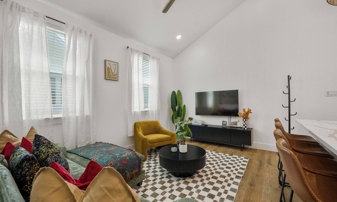 Greater East End Apartamento | Nestled Nook Bungalow #7031A @ EastEnd Revitalized