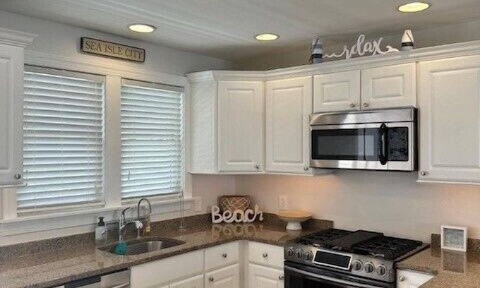 Sea Isle City Condominio | Nestled one block from the bay, and a short walk to the beach.