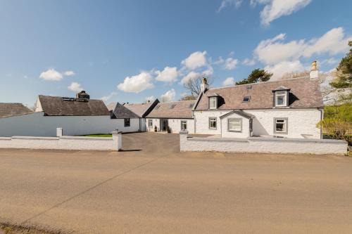 Newmilns Casa | Nether Newton - Sleeps 12, Hottub, Sauna, Private Garden