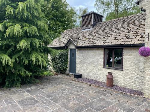 Coberley Casa | Nethercote Cottage, Kingsize bed, Seven Springs Cottages