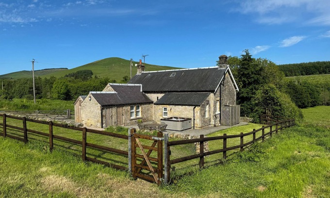 Hawick Cabaña | NETHERRAW, pet friendly, character holiday cottage in Newcastleton