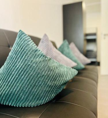 Freiberg am Neckar Apartamento | Neuwertiges Apartment mit schnellem WLAN, Netflix, Glasfaser, Kostenlose Privatparkplatz auch für Transporter geeignet R21