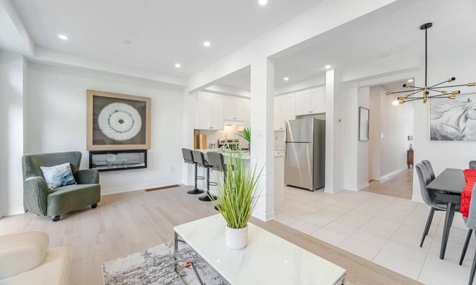 Vaughan Casa | Never Lived-In | Contemporary Comfort, cozy and relaxing , minutes from Airport