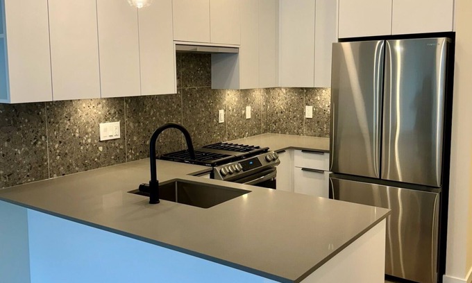 Willoughby Apartamento | NEW 1 Bedroom and Den Condo with Balcony in the Heart of Willoughby Town Centre