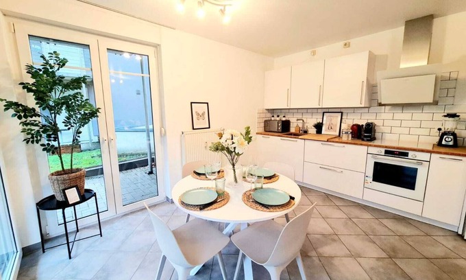 Cents Apartamento | New 1 Bedroom Flat with Balcony & Garden