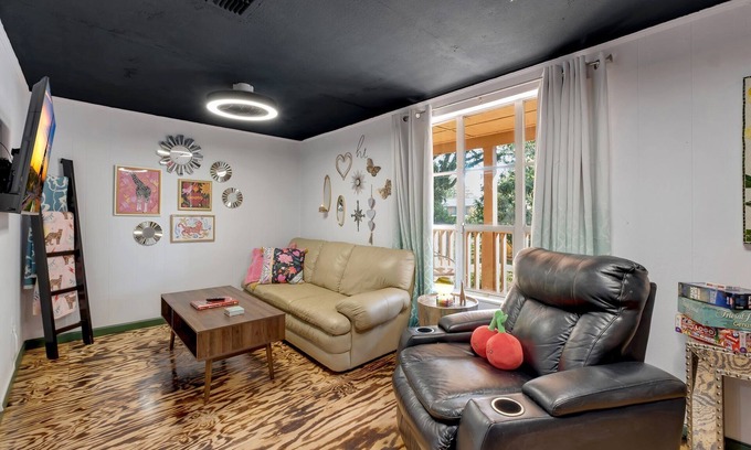 Griffin Heights Casa | New-1 Mile to FSU-Artsy Tree-House