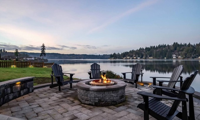 Shelton Casa | NEW 120' Waterfront Cabin | Hot Tub, Sauna & Firepit - Hammersley Inlet Retreat!